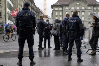 Malgré leurs interactions avec la population, les membres de la police cantonale bernoise n'ont pas été plus contaminés par le Covid-19 que la population générale d'âge comparable, selon cette étude (archives).